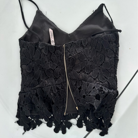 black lace tank blouse from lf never worn- no tags - Picture 4 of 4